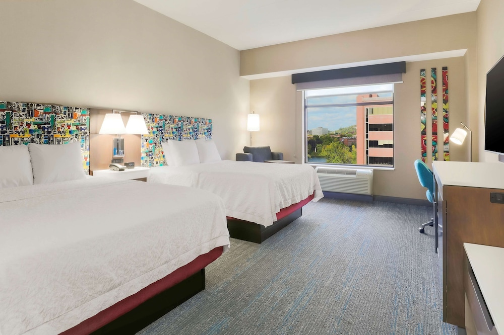 Room, 2 Queen Beds, Accessible, Bathtub - Photo 2