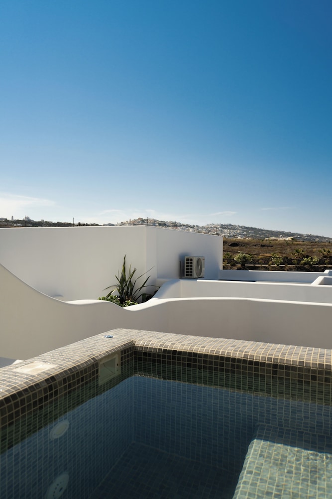 Elegant Suite with Hot Tub - Photo 5