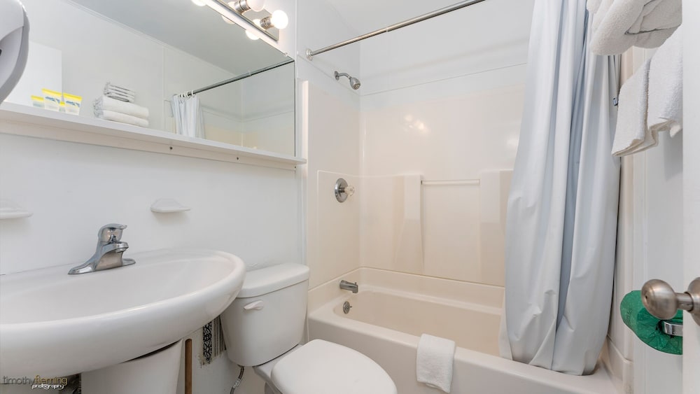 Family Studio Suite, Kitchenette, Pool View photo 2