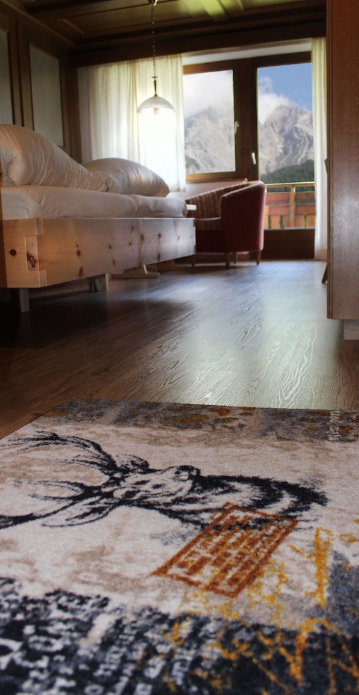 Comfort Room, 1 Queen Bed, Balcony, Mountainside
