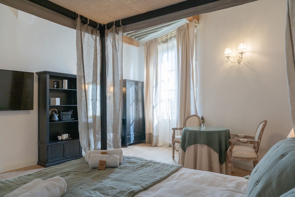Romantic Double or Twin Room, Ensuite, Valley View photo 2