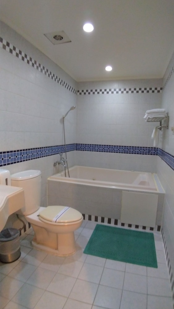 Gallery Quadruple Room, Non Smoking photo 3