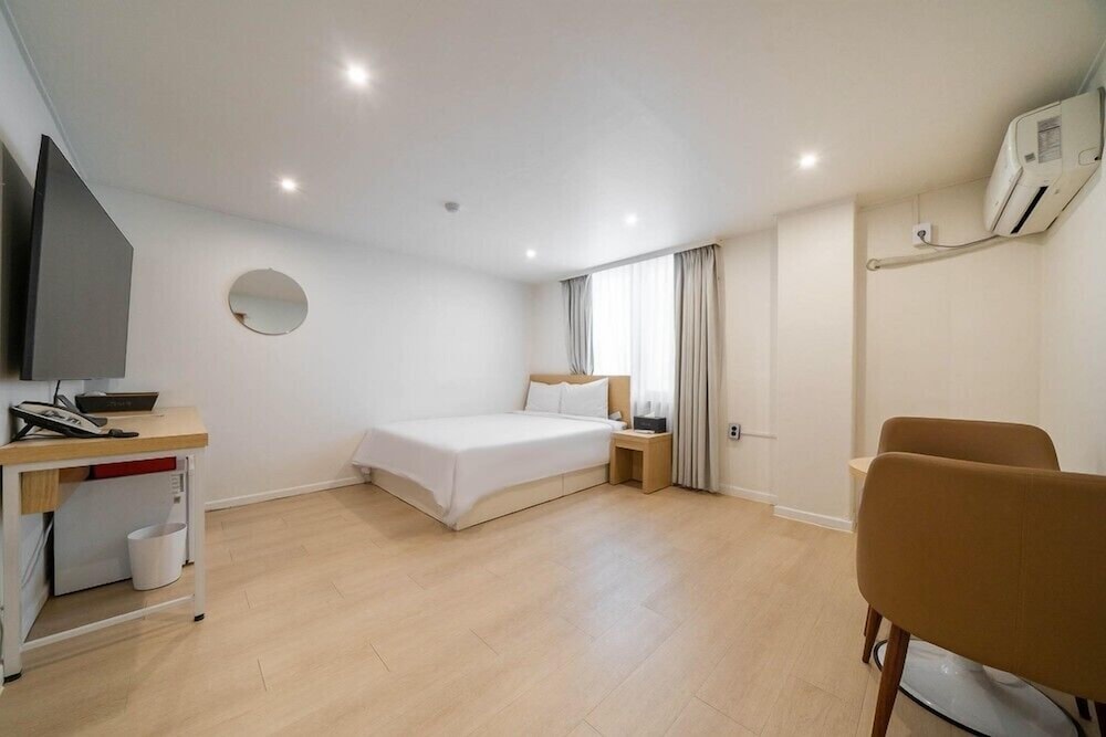 Standard Queen Room - Photo 1