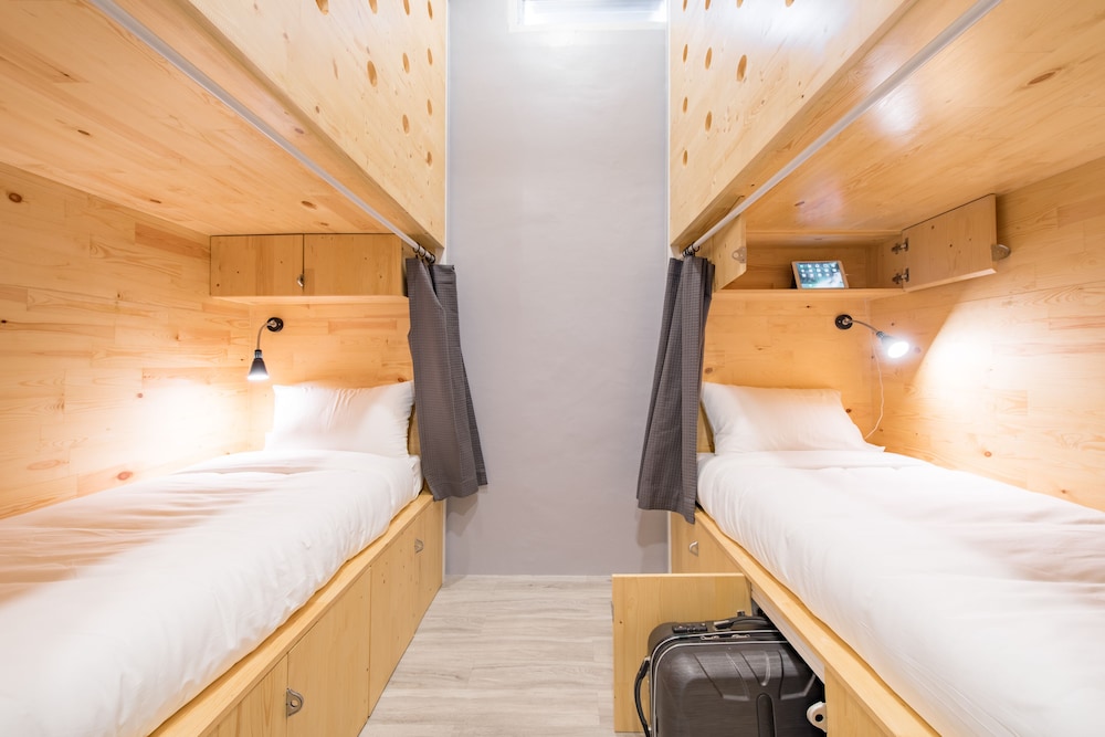 Female Dormitory with Shared Bathroom photo 2