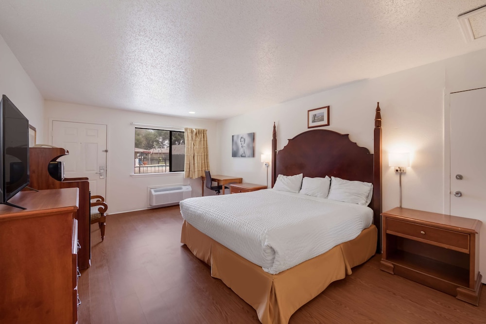 Room, 1 King Bed, Smoking - Photo 2