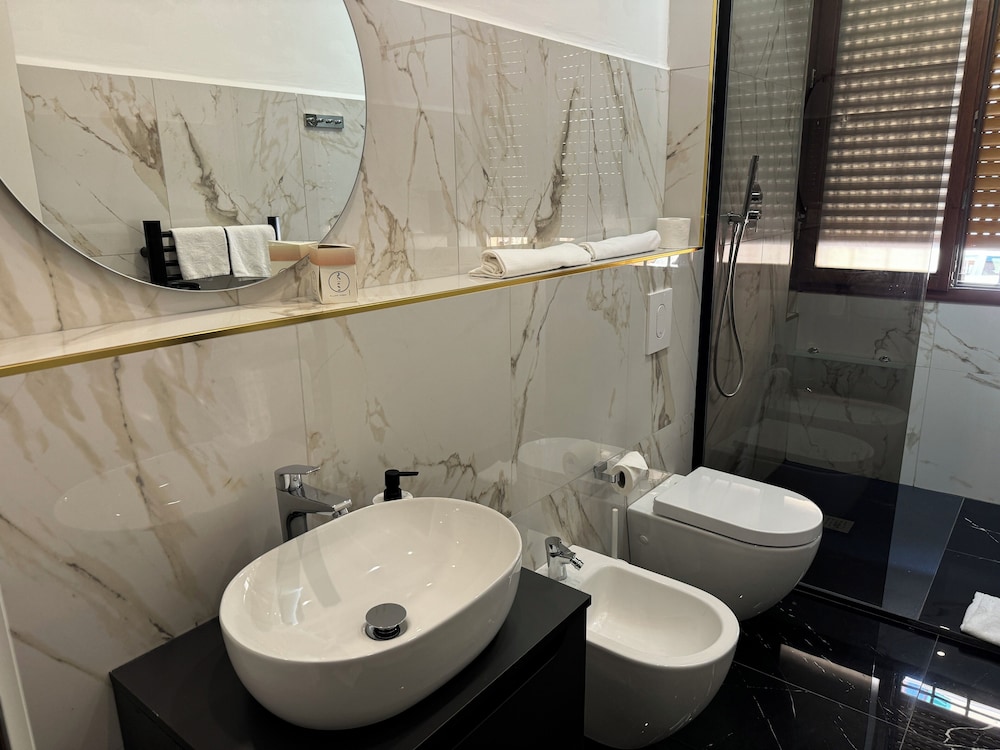 Design Suite, 1 Double Bed, Jetted Tub, City View photo 2