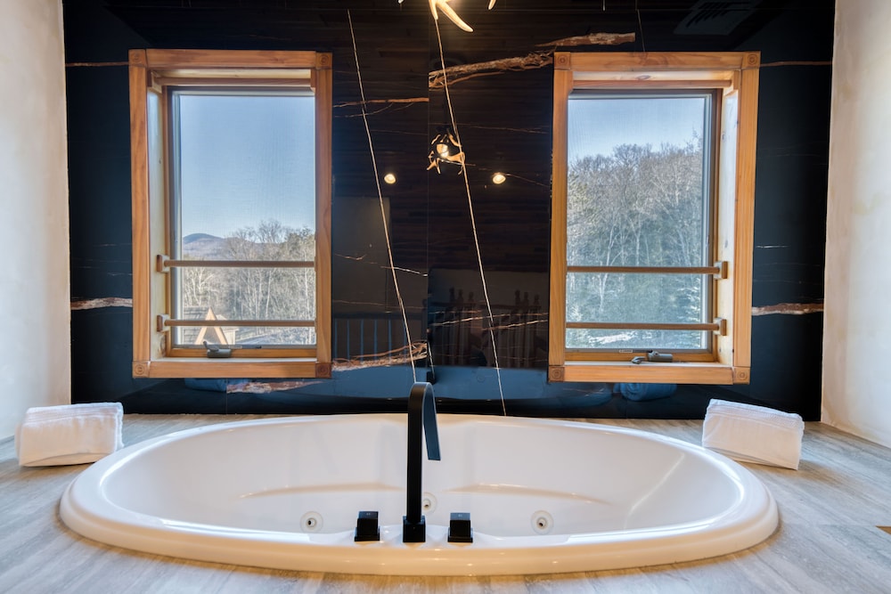 Deluxe Duplex, Housekeeping, Mountainside
