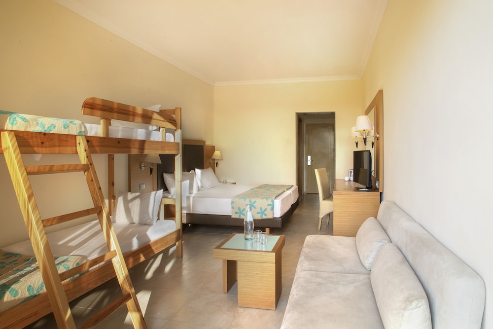 Family Room (2+2)
