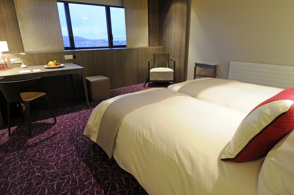 Standard Room, 2 Twin Beds, Bathtub - Photo 1