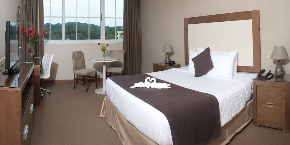 Deluxe Room, 1 King Bed, Balcony photo 1