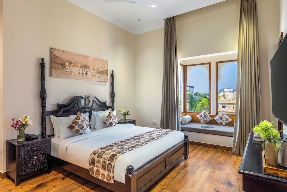 Crown Room With Couple Jacuzzi