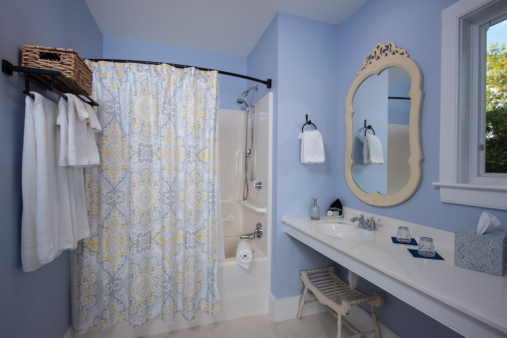 Classic Room, 1 Queen Bed (with Sitting Porch) (SOMERSET) photo 2