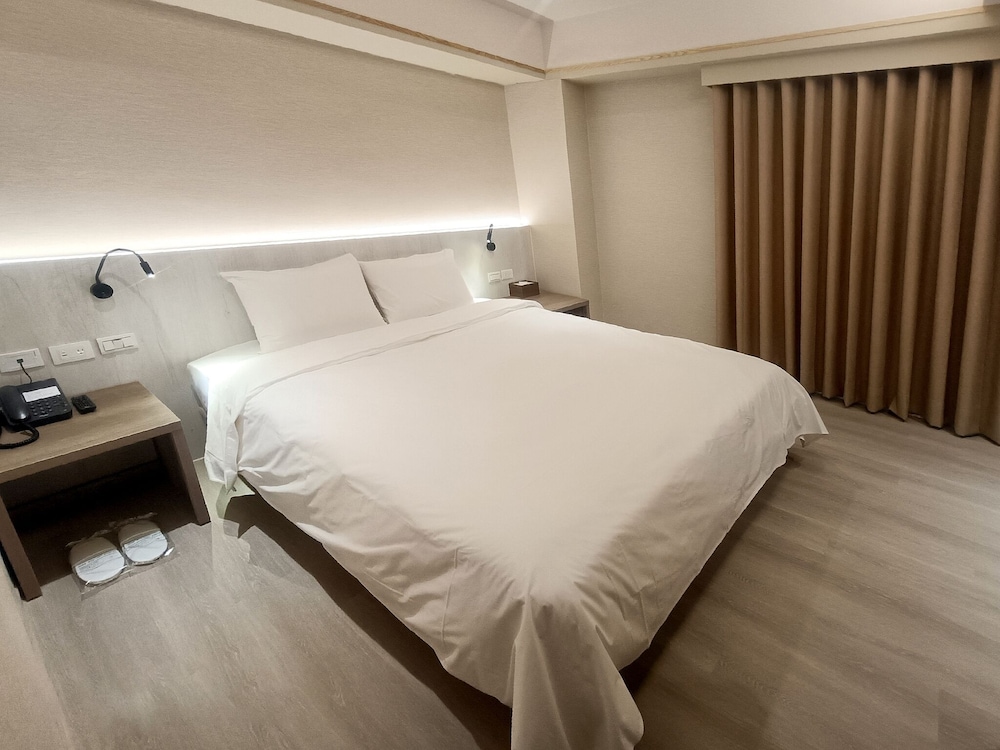 Basic Double Room, 1 King Bed