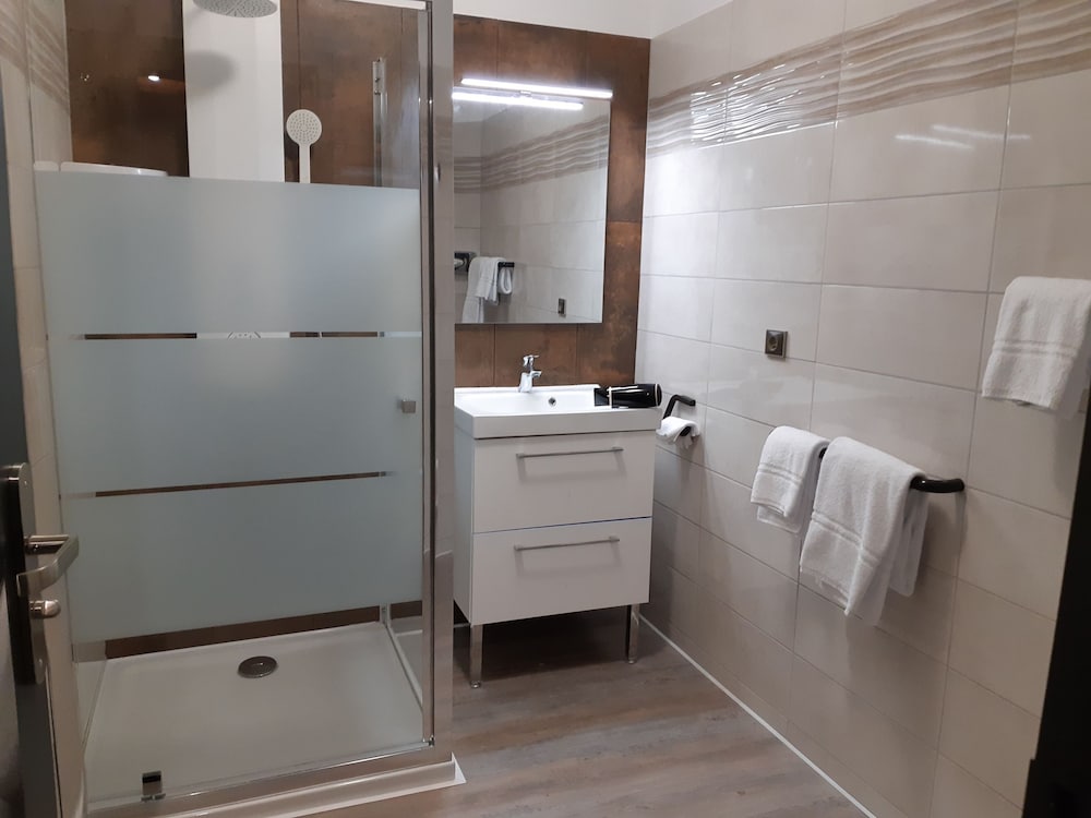 Suite, Ensuite photo 3