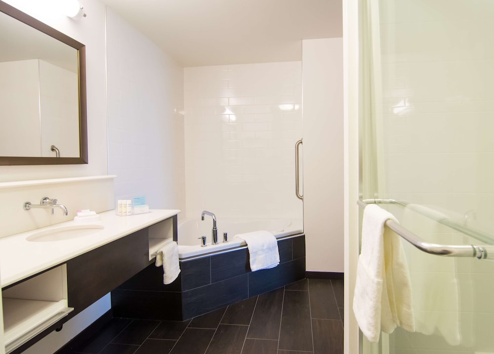 Suite, 1 King Bed, Non Smoking, Jetted Tub photo 3