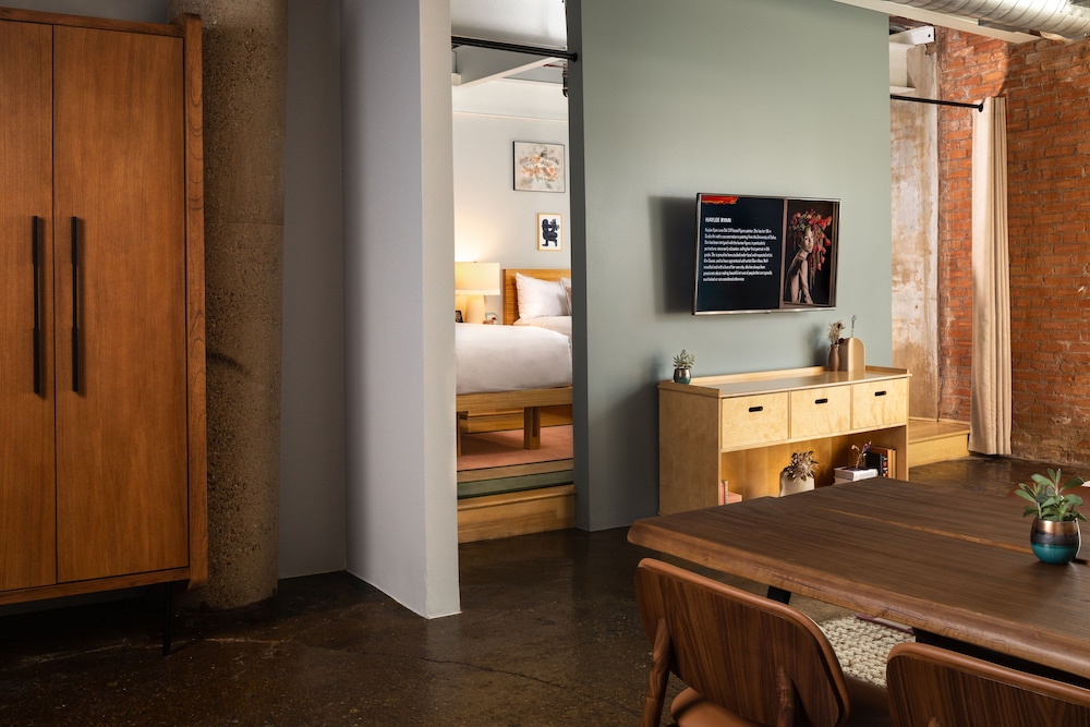 Suite, 2 Double Beds, City View - Photo 9