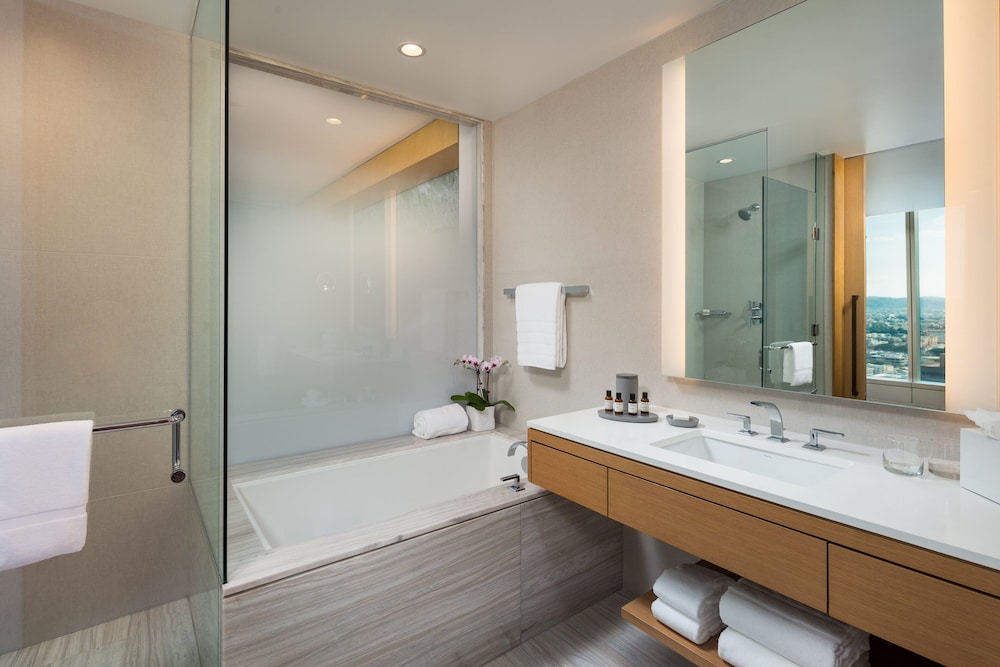 Classic Room, 1 King Bed, Accessible Bathtub, City View (Communication, Mobility) thumbnail 6