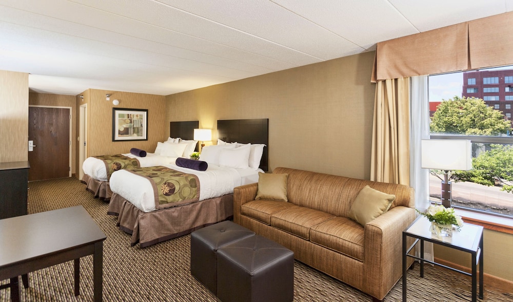 Deluxe Room (2 Queens with Sofa bed, City View Downtown) photo 2