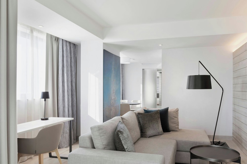 Suite, 1 King Bed, Sea View (Balcony) - Photo 1