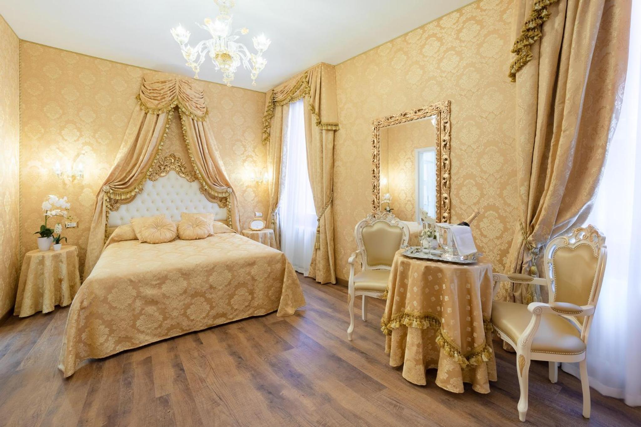 Deluxe Double Room with Canal View photo 1