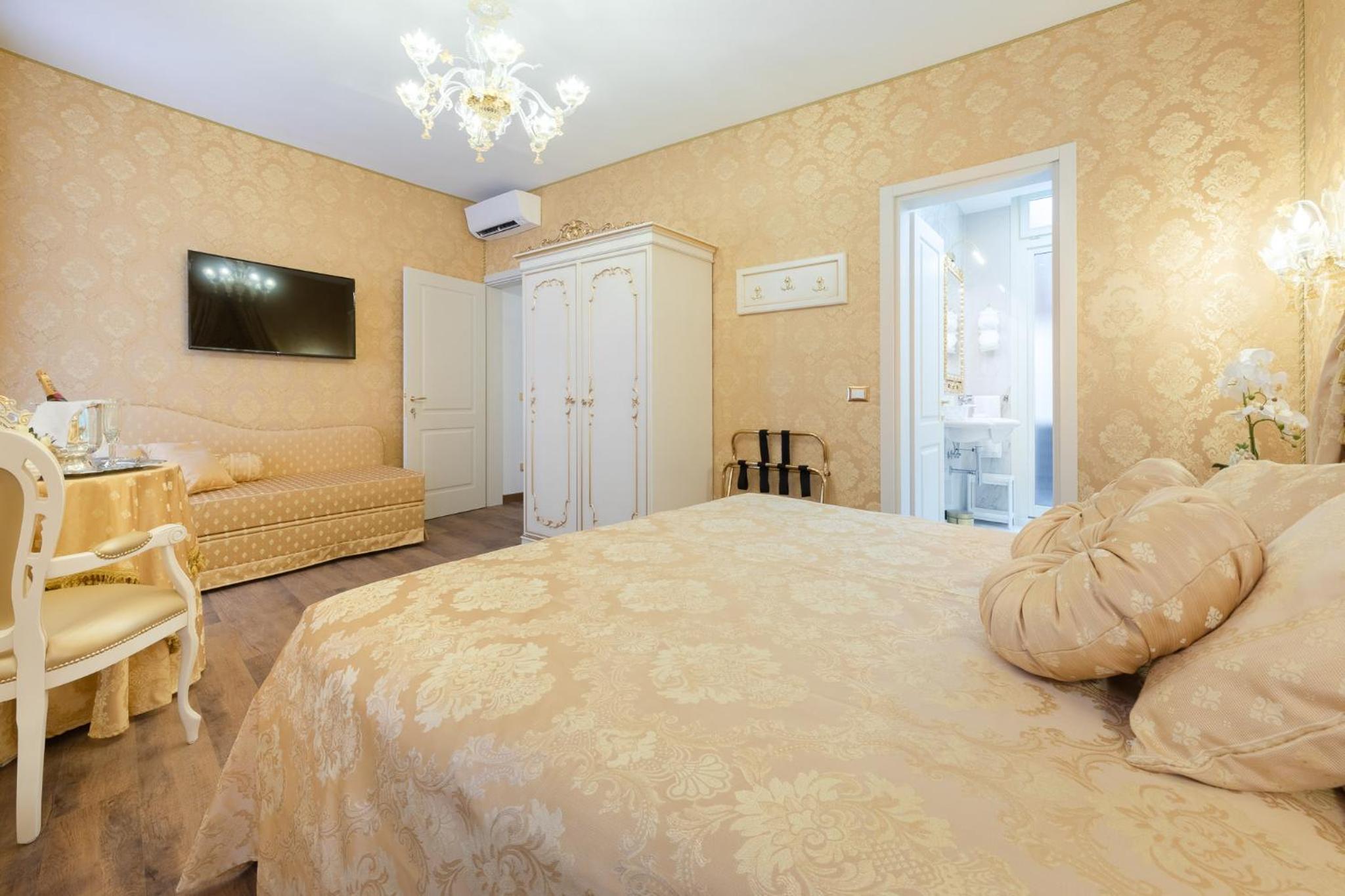 Deluxe Double Room with Canal View photo 2