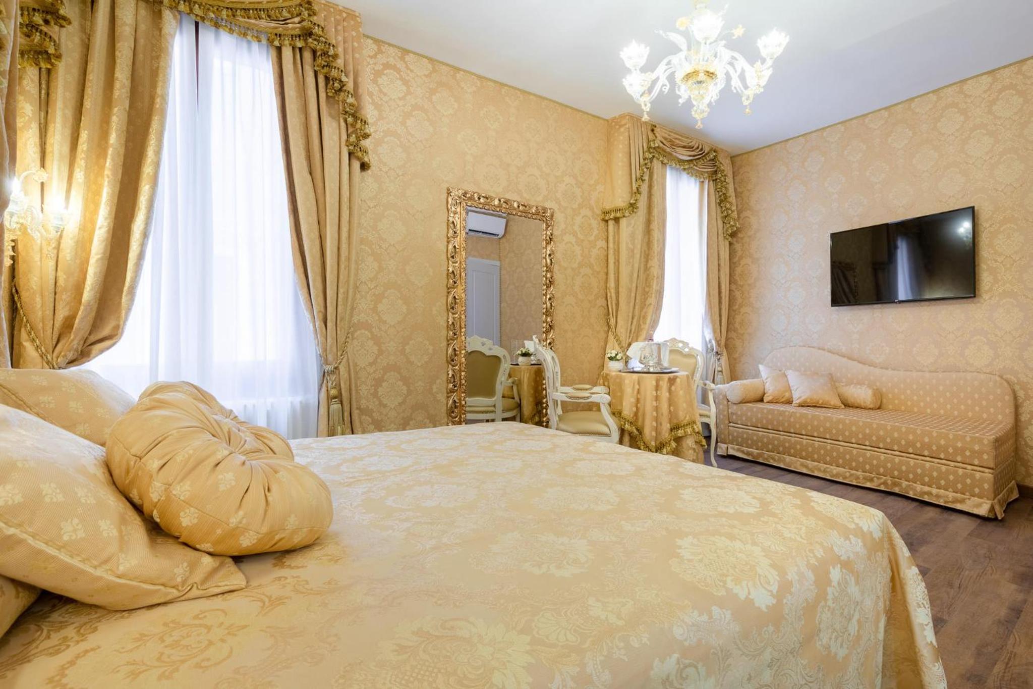 Deluxe Double Room with Canal View photo 3