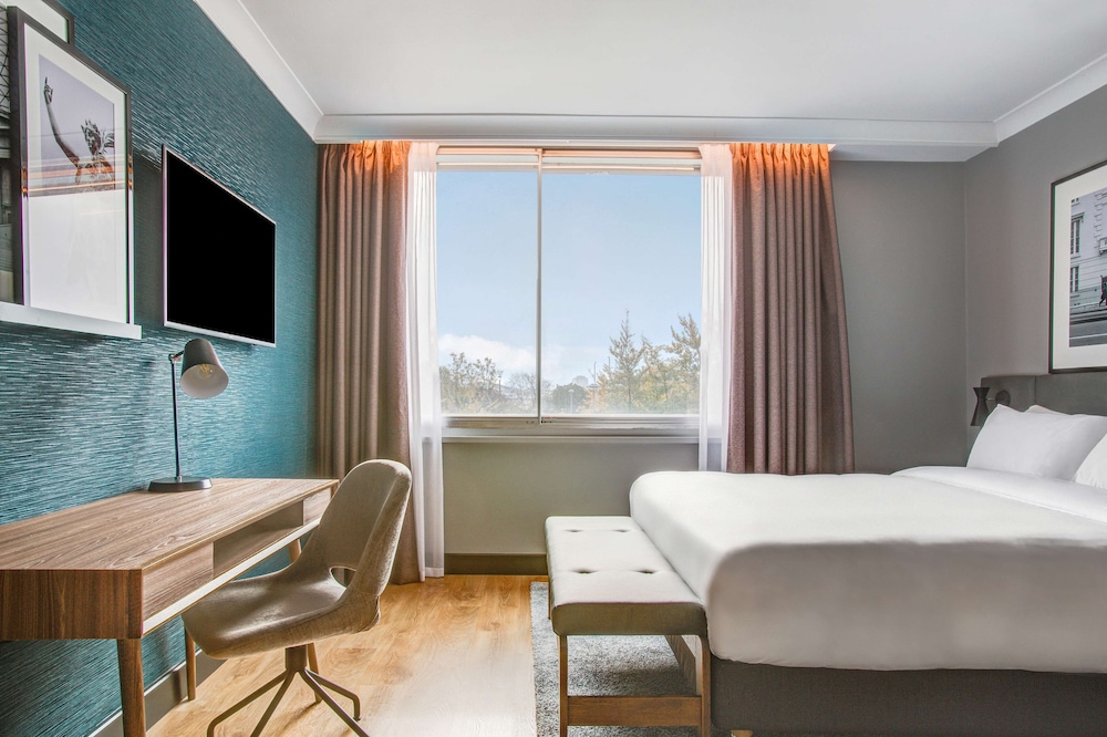 Superior Room (Airport View) - Photo 9