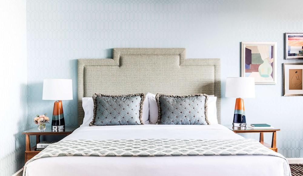 Room, 1 King Bed, Kitchenette (Skyline View)