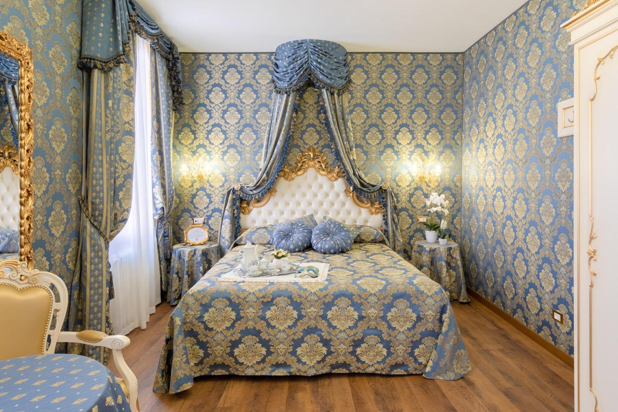 Superior Double Room with Private External Bathroom and Canal View photo 2