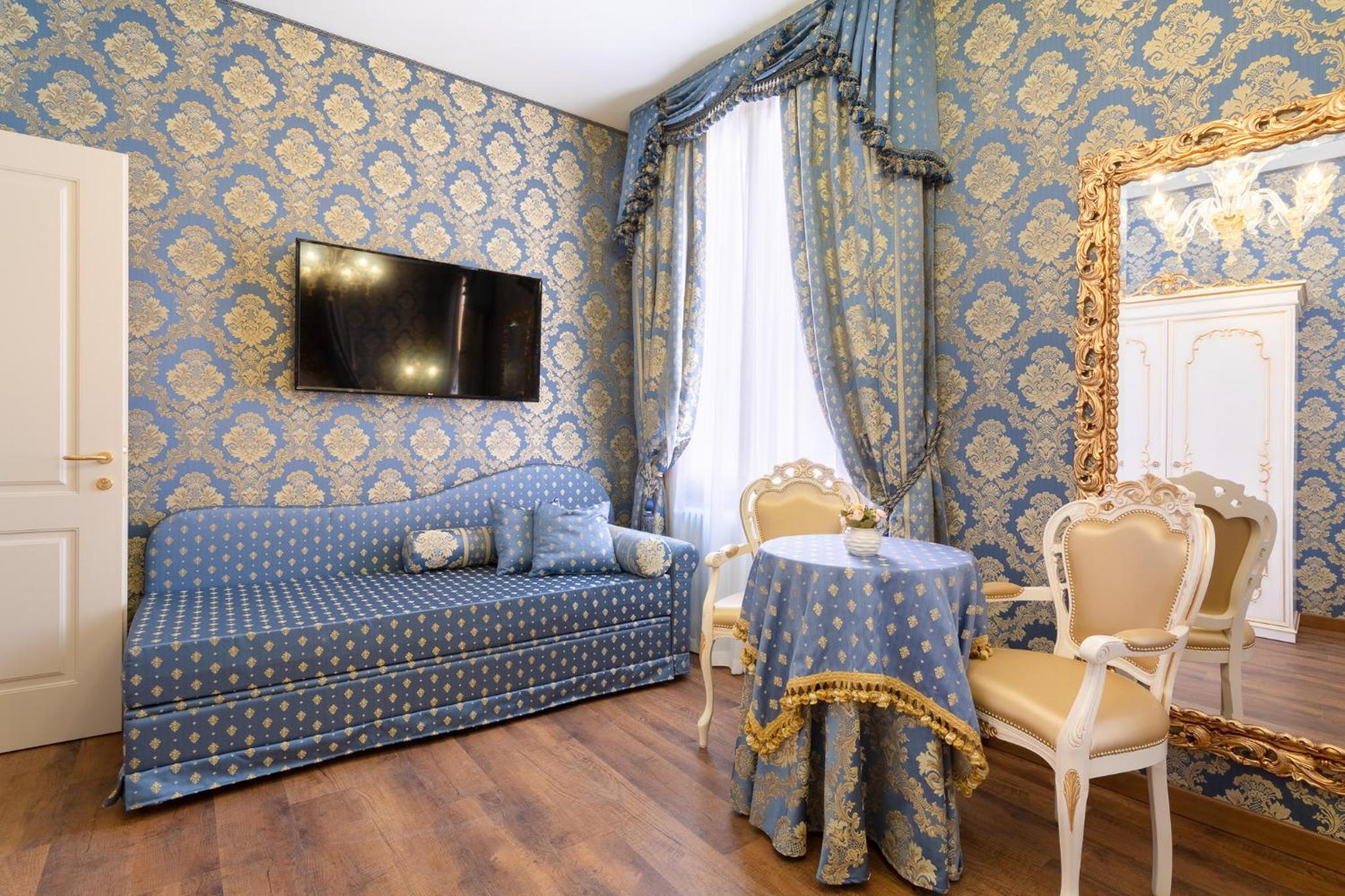 Superior Double Room with Private External Bathroom and Canal View photo 3