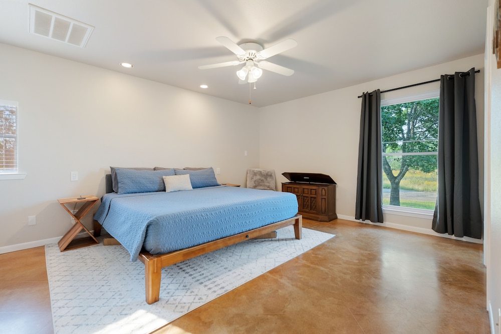 House, Multiple Beds, Hot Tub, Garden View (Mustang Retreat) photo 3
