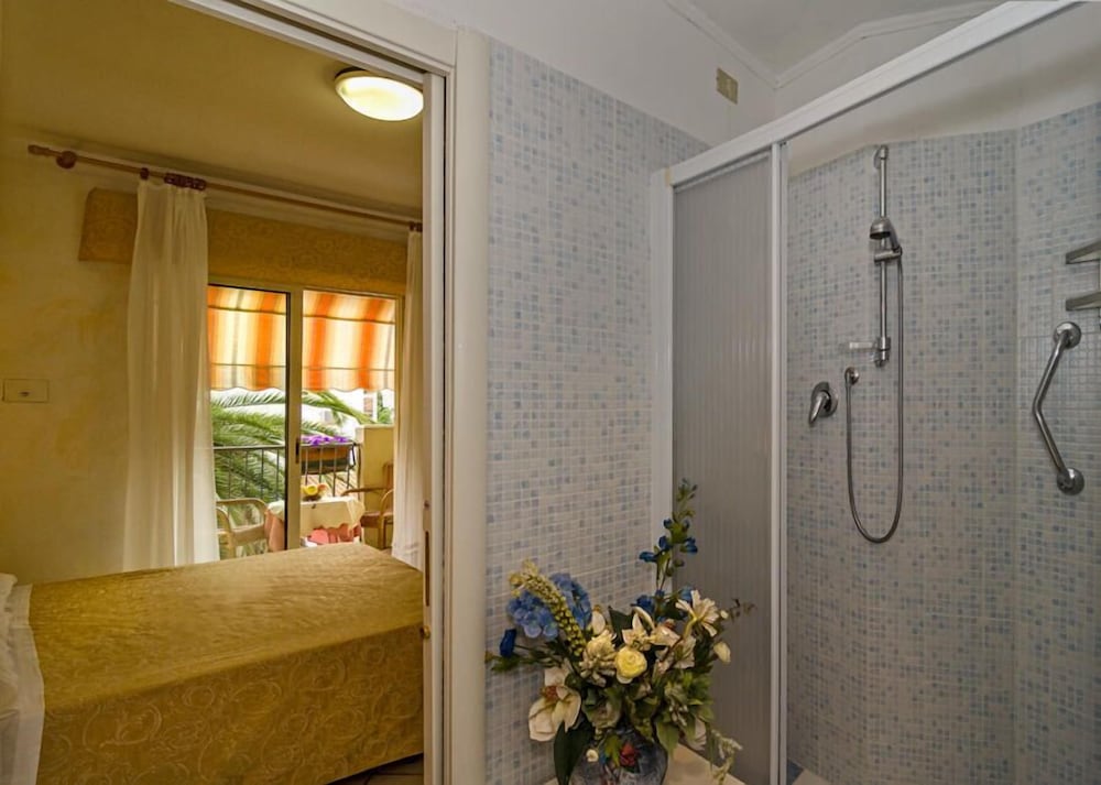 Basic Double or Twin Room photo 2
