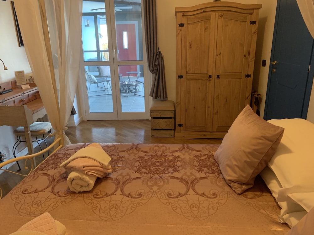 Deluxe Double Room, 1 Queen Bed, Balcony photo 2