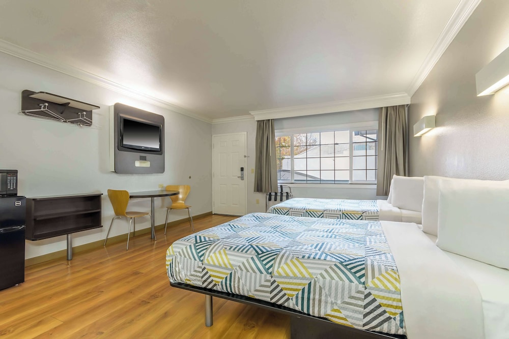 Standard Room, 2 Double Beds, Non Smoking, Refrigerator & Microwave photo 3