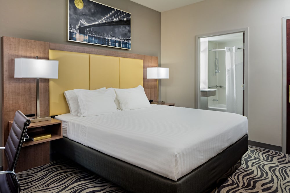 Standard Room, 1 Queen Bed, Accessible (Bathtub) photo 3