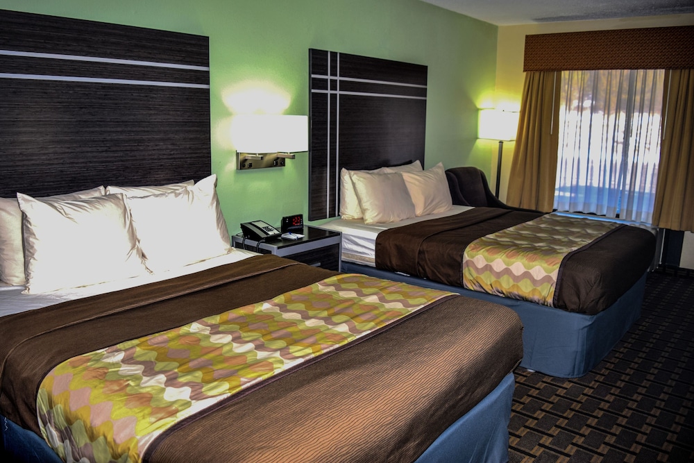 Standard Room, 2 Queen Beds, Non Smoking (Third bed is a Sofabed) photo 3