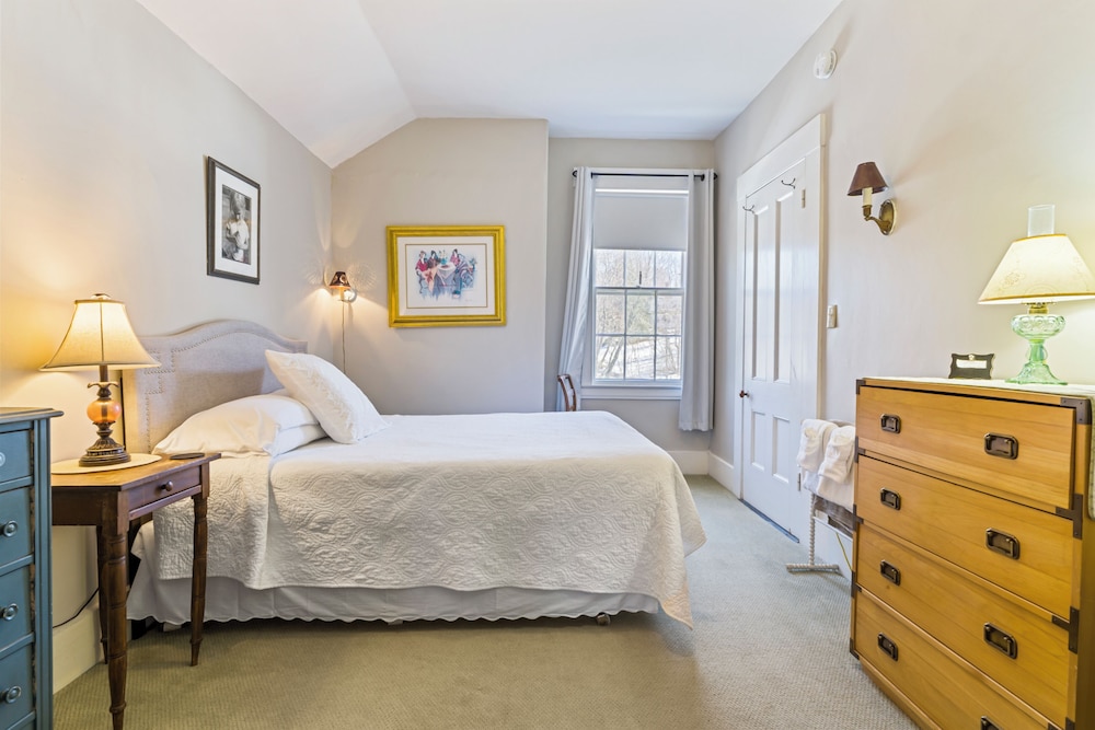 Basic Room, 1 Queen Bed, Non Smoking (Room 8, Third Floor) Shared Shower photo 1