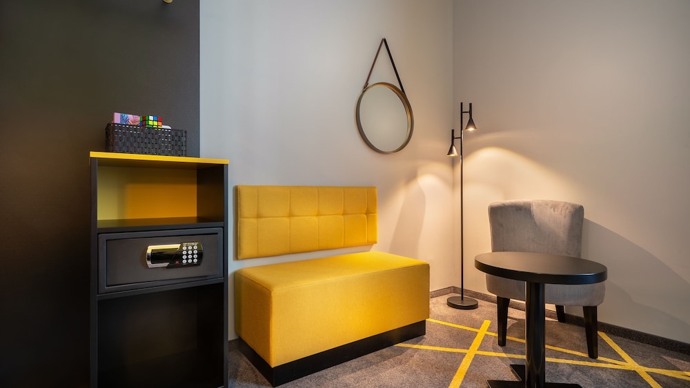 Standard Room, 1 Queen Bed, Kitchenette - Photo 3