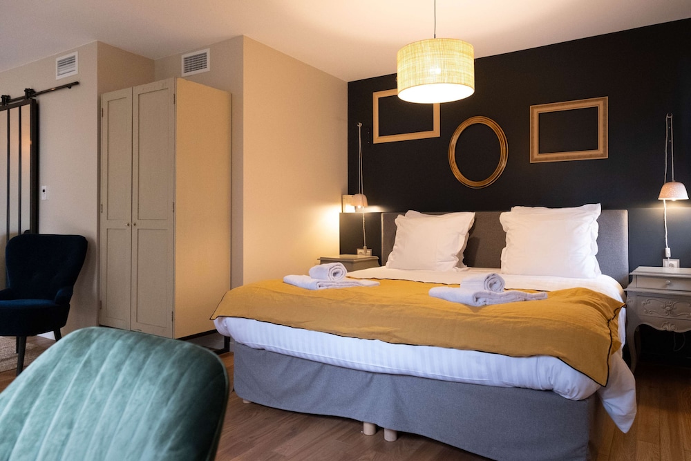 Superior Room, 1 King Bed, Non Smoking (Larger Room) - Photo 9