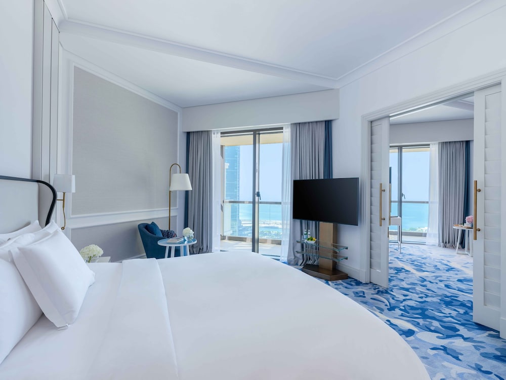 Junior Suite, 1 King Bed, Club Lounge Access, Partial Sea View thumbnail 5