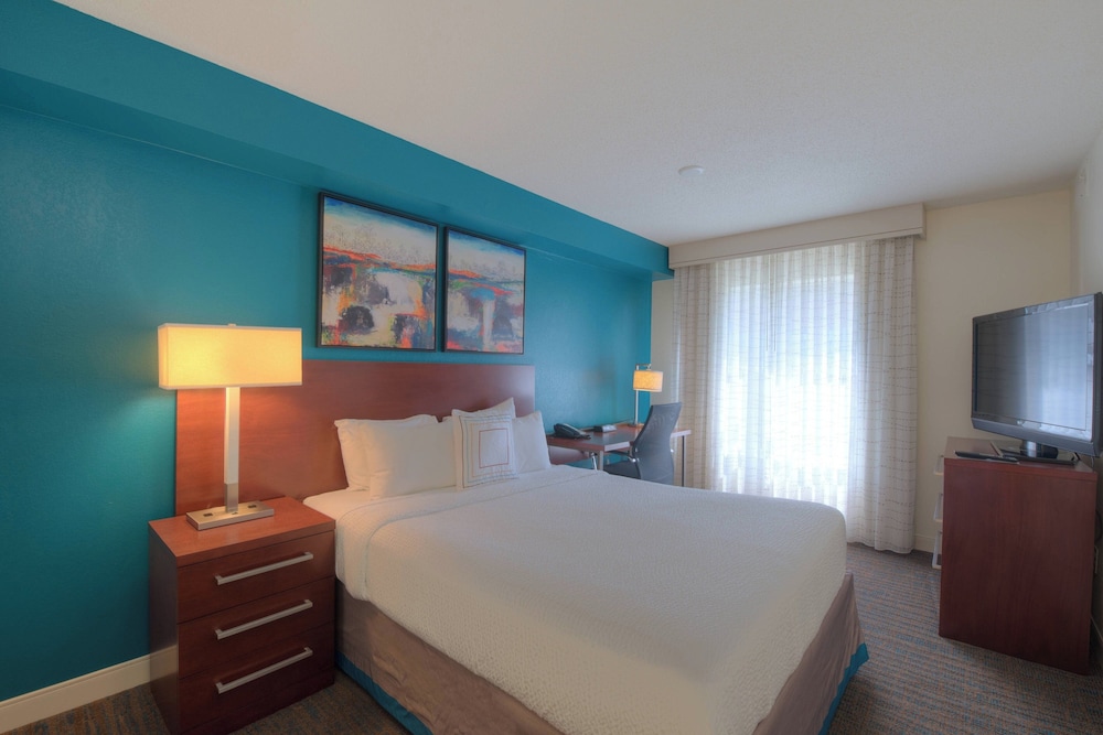 Suite, 2 Bedrooms - Photo 2