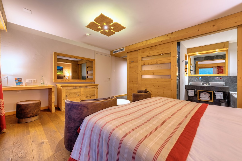 Classic Double Room, partial view on mountains photo 1
