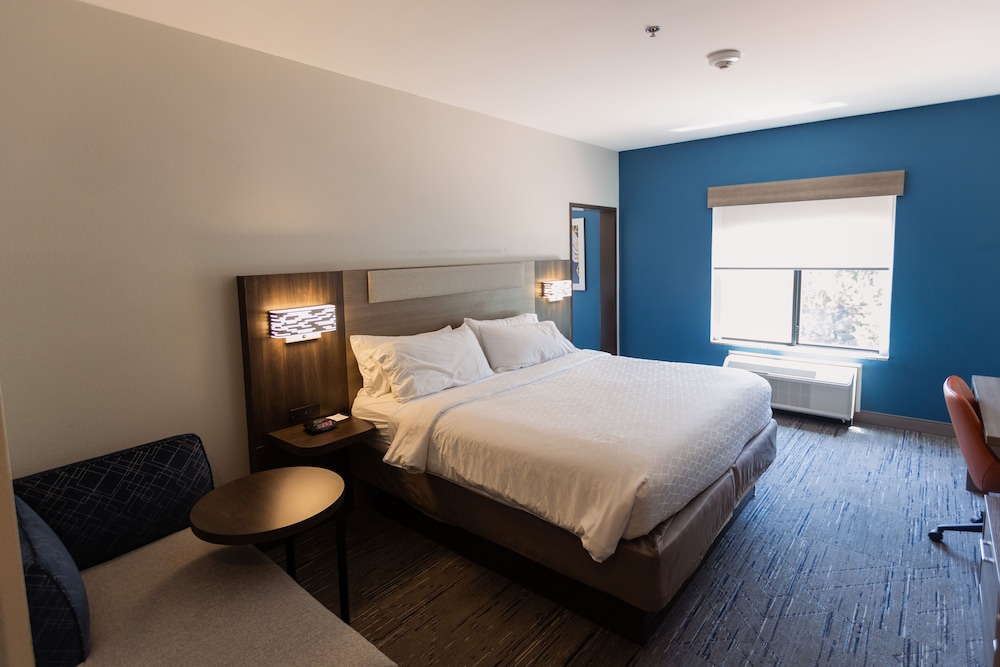 Suite, 1 King Bed, Jetted Tub - Photo 4