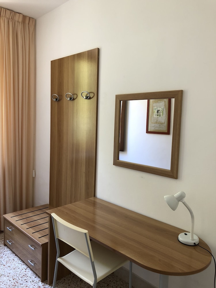 Standard Room, Multiple Beds - Photo 4