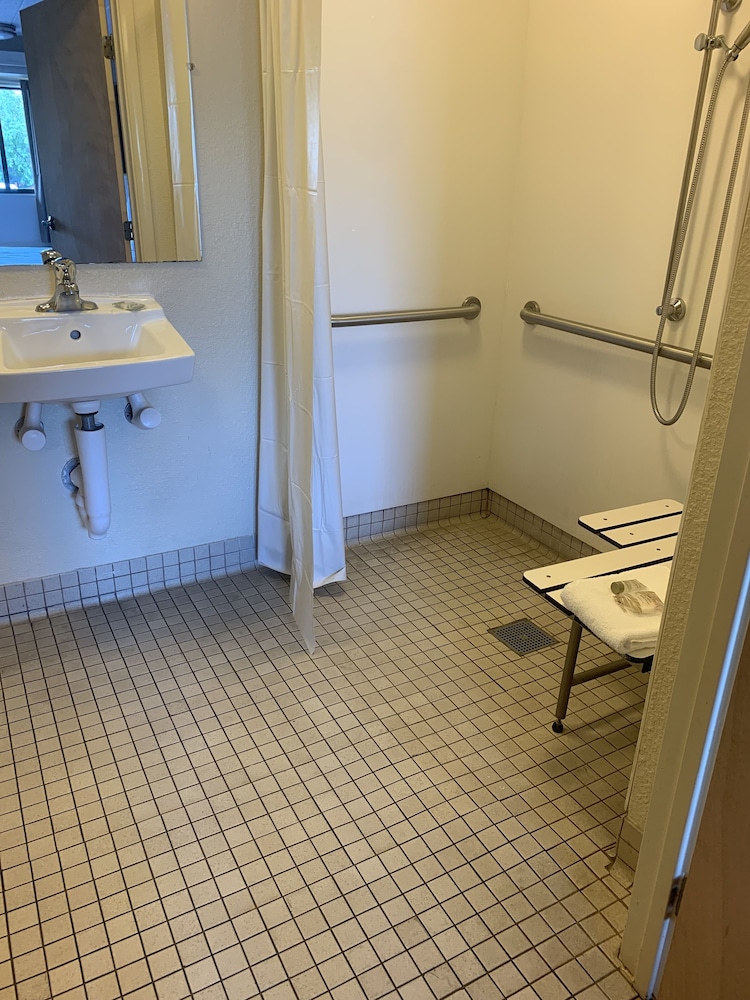Deluxe Room, 1 King Bed, Accessible (Roll-In Shower, Smoke Free) - Photo 2