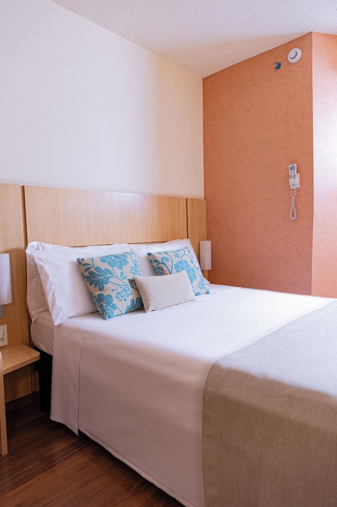Standard Double Room, Mobility Accessible photo 1
