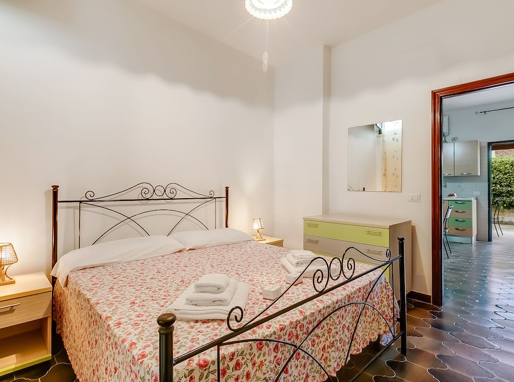 Family Apartment, Multiple Bedrooms (Melograno Among Greenery And Sea -)
