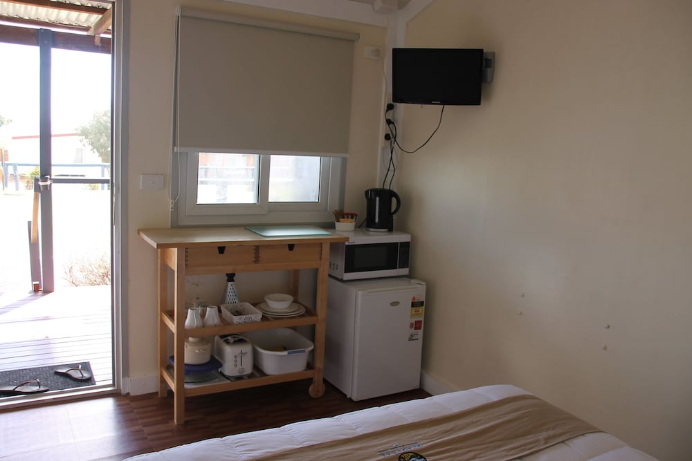 Small Motel Room Complete with Ensuite photo 2