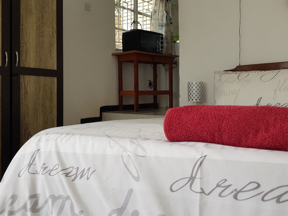 Economy Room, Kitchenette, Courtyard View photo 2