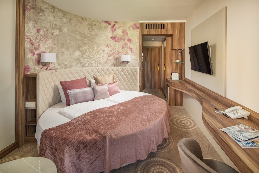 Premium Room, Balcony (Round bed) thumbnail 5